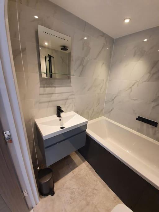 Sycamore Lodge Kent With Ev Zappi Type 2, Swimming Pool For A Fee Sellindge Luaran gambar